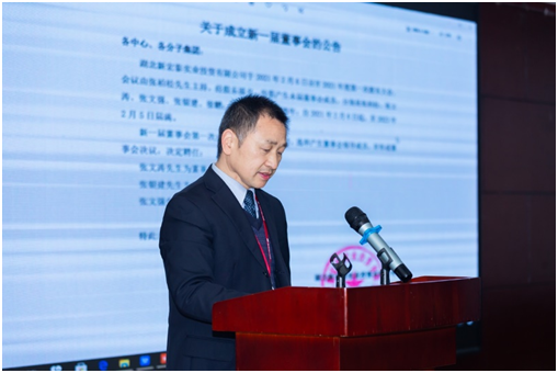 屏幕上的男人描述已自動生成
