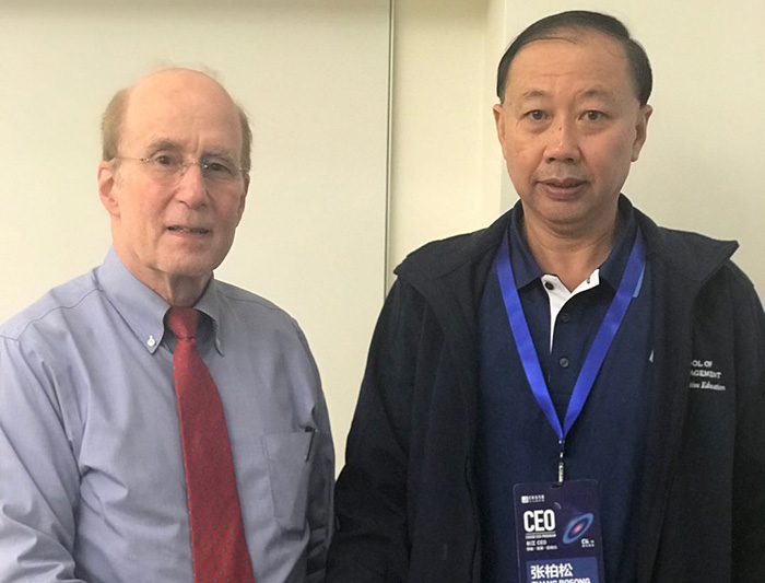 創始人張柏松先生與麻省理工學院計算機科學和人工智能實驗室主任蘭德爾·戴維斯合影