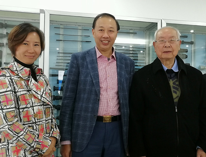 創始人張柏松先生與北京科技大學教授胡正寰教授合影